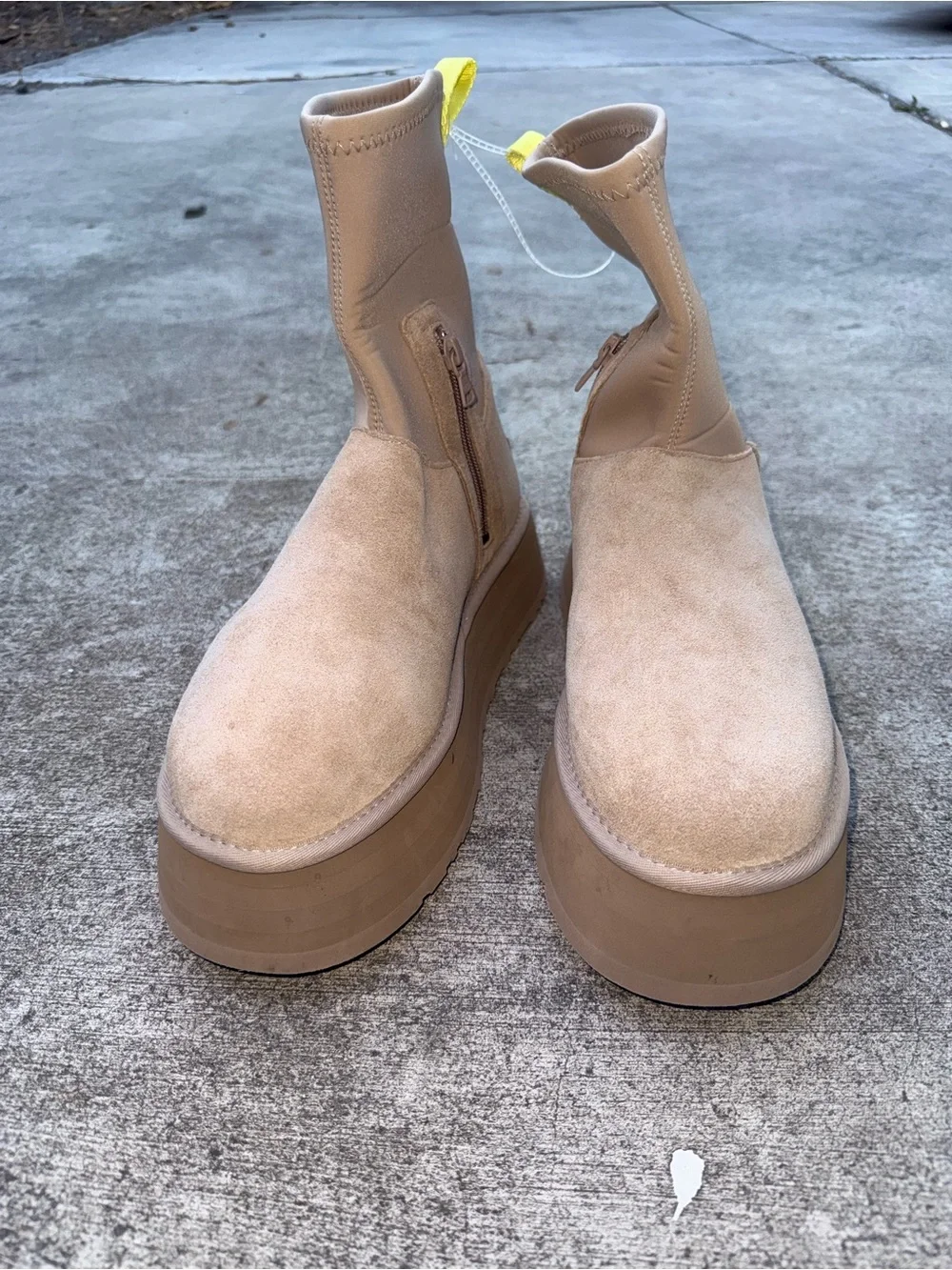 NWOT UGG Classic Dipper Tan Suede Platform Ankle Boots with Yellow Pull Tabs